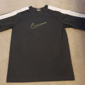 Nike Basic Tee